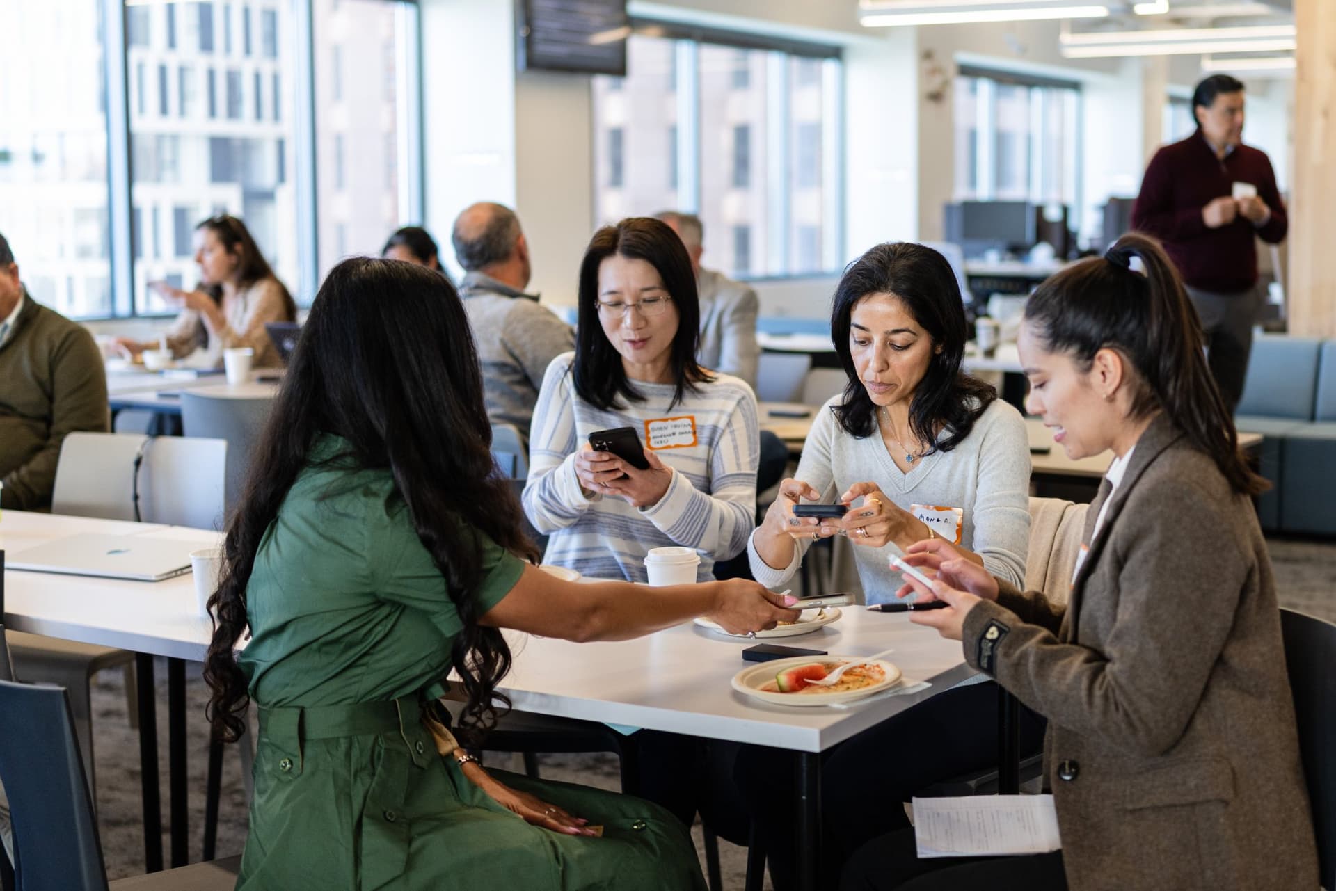 Finance leaders swapping contacts over breakfast at Airwallex's Beyond the Hype: AI and the Future of Finance breakfast fireside chat at the Airwallex San Francisco office by JY Studio