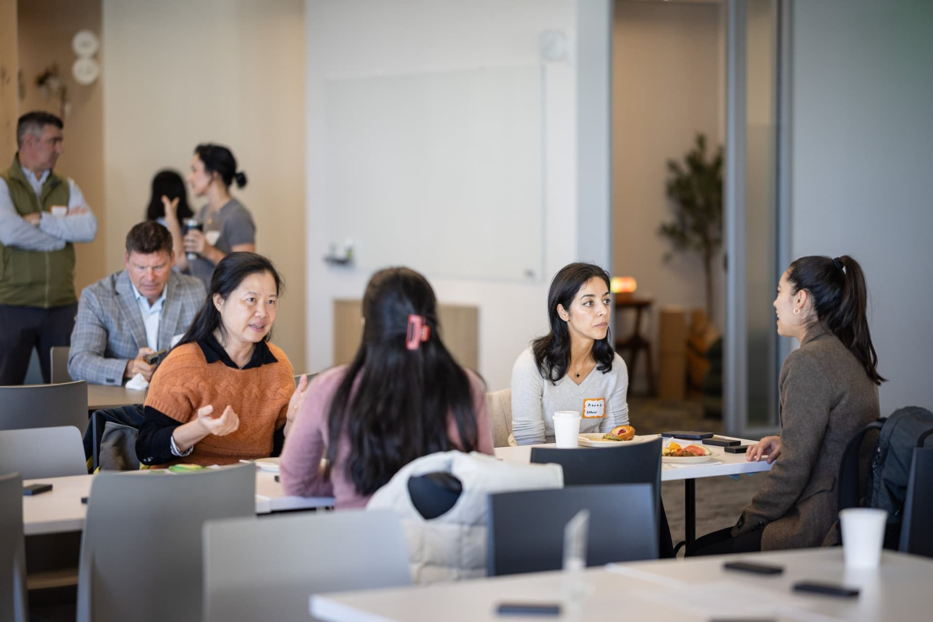 Finance leaders in a peer discussion at a breakfast table at Airwallex's Beyond the Hype: AI and the Future of Finance breakfast fireside chat at the Airwallex San Francisco office by JY Studio