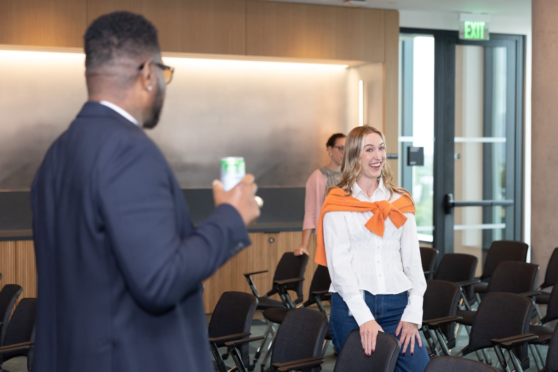 49ers legend chatting with an attendee after the program at the PwC x 49ers event at PwC Silicon Valley in San Jose by JY Studio
