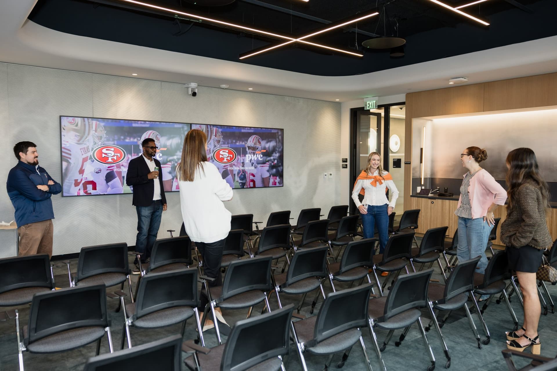 Attendees mingling in the event room after the fireside chat at the PwC x 49ers event at PwC Silicon Valley in San Jose by JY Studio