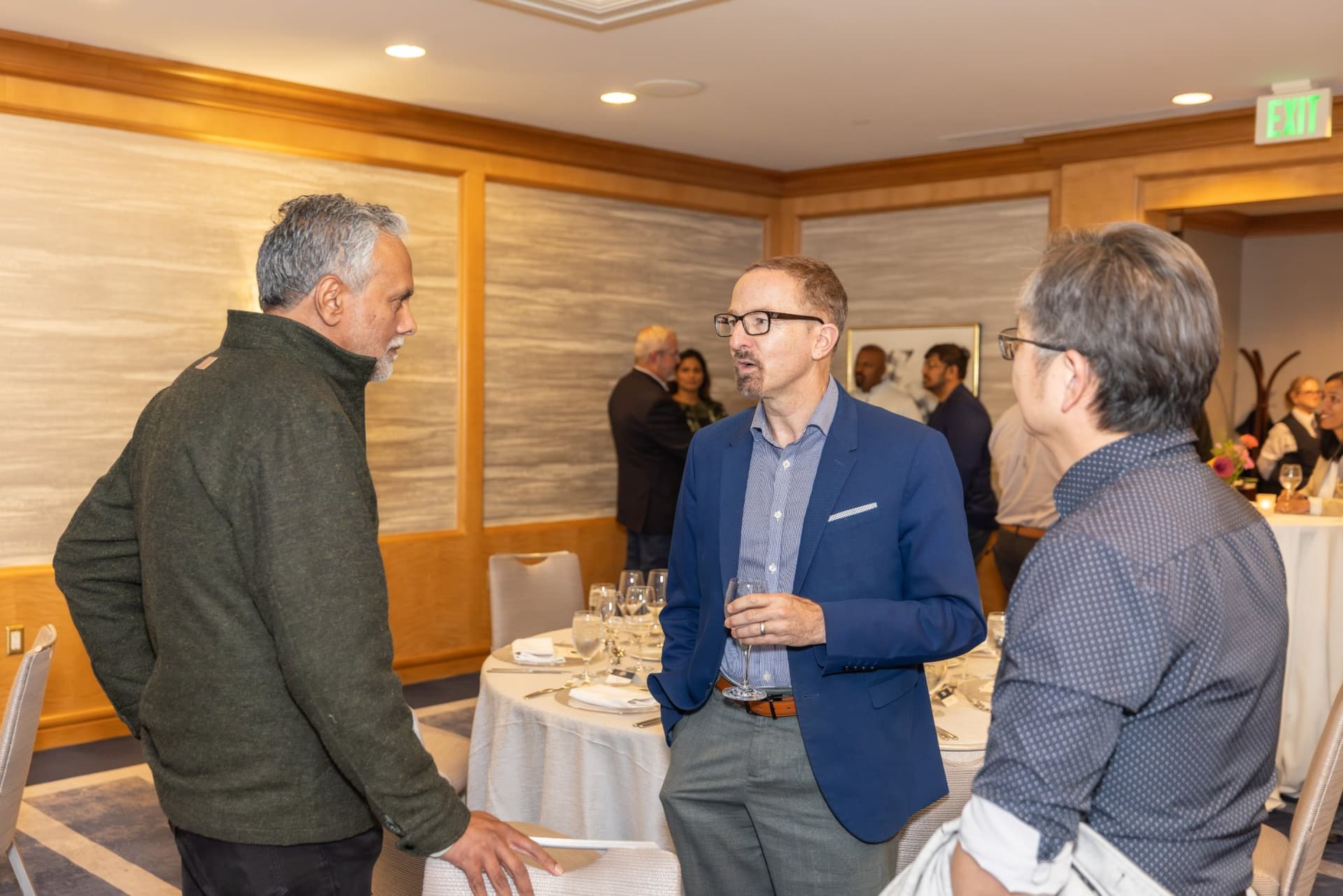 Two guests in conversation during the cocktail reception at the Select World Services executive dinner in San Francisco